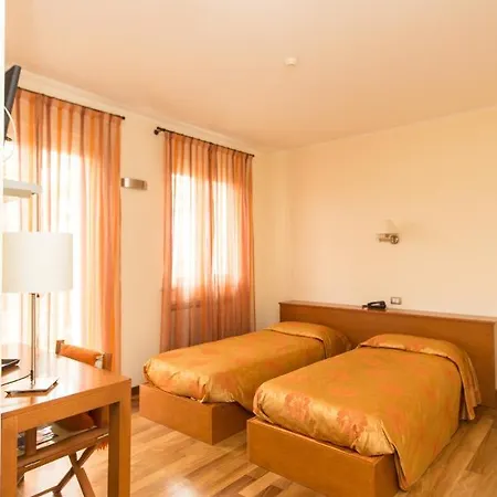 オアシ ホテル 3*